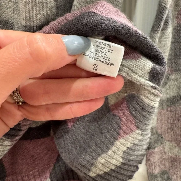J4. Minnie Rose Camo-print V-neck Cashmere Sweater In Pink Sand - Picture 8 of 11